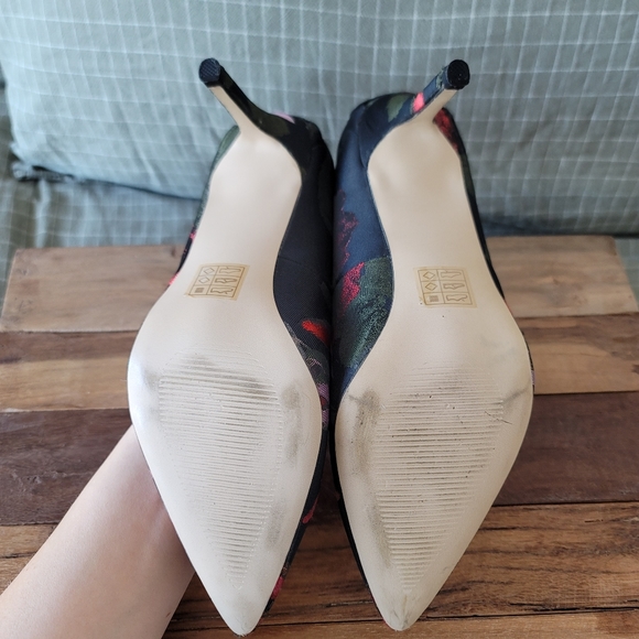 Beautiful embroidered lace high heels - Picture 8 of 8